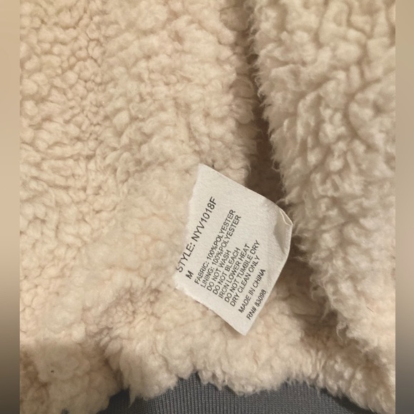 Ci Sono sleeveless olive green hooded puffer coat with pockets | zipper placket - Picture 5 of 6